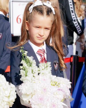 Kseniya Borodina Instagram - Сегодня очень важный день для всех родителей нашей страны, но отдельно хочу сказать, что для меня этот день особенный, потому вто моя младшая доченькам, моя любовь пошла в 1 класс. Пусть школа станет для тебя местом, где ты сможешь не только узнать много нового, но и найти подруг, которые будут с тобой всю жизнь. Удачи тебе, легкости и достижений! Мару, я всегда тобой горжусь. Хороших тебе оценок, добрых учителей, успехов в школе и внеклассной деятельности! Всех вас любим и обнимаем❤️ foto by @sinabonka  Style by @aleko_n