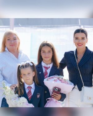 Kseniya Borodina Instagram - Сегодня очень важный день для всех родителей нашей страны, но отдельно хочу сказать, что для меня этот день особенный, потому вто моя младшая доченькам, моя любовь пошла в 1 класс. Пусть школа станет для тебя местом, где ты сможешь не только узнать много нового, но и найти подруг, которые будут с тобой всю жизнь. Удачи тебе, легкости и достижений! Мару, я всегда тобой горжусь. Хороших тебе оценок, добрых учителей, успехов в школе и внеклассной деятельности! Всех вас любим и обнимаем❤️ foto by @sinabonka  Style by @aleko_n