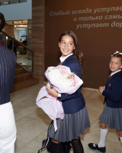 Kseniya Borodina Instagram - Сегодня очень важный день для всех родителей нашей страны, но отдельно хочу сказать, что для меня этот день особенный, потому вто моя младшая доченькам, моя любовь пошла в 1 класс. Пусть школа станет для тебя местом, где ты сможешь не только узнать много нового, но и найти подруг, которые будут с тобой всю жизнь. Удачи тебе, легкости и достижений! Мару, я всегда тобой горжусь. Хороших тебе оценок, добрых учителей, успехов в школе и внеклассной деятельности! Всех вас любим и обнимаем❤️ foto by @sinabonka Style by @aleko_n Гимназия имени Е. М. Примакова