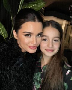 Kseniya Borodina Instagram - Моя маленькая, но такая взрослая Дочь❤️ сегодня тебе исполняется 14 лет, а еще вчера я придумывала тебе имя, когда только узнала, что у меня будет доченька. Ты моя гордость, ты невероятный души человек, который умеет в себе сочетать красоту, ум, невероятное чувство юмора, заботу и любовь. Ты очень талантливая девушка❤️ я всегда тебя люблю, всегда с тобой рядом, еще вчера ты не отпускала меня на работу и ждала у окна, пока я не вернусь. Ничего не изменилось с тех пор, только твои ручки стали чуть больше, как и сердце, которым ты бесконечно любишь❤️ мечтай моя девочка, стремись к своим целям и будь бесконечно счастлива. Я как мама всегда рядом ты знаешь, всегда поддержу во всем и помогу , если вдруг что-то пошло не так. Моя Маруся ❤️