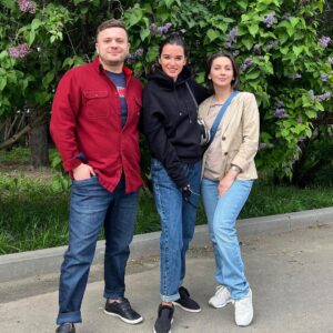 Kseniya Borodina Instagram - Сегодня ровно 5 лет, как умер наш папа. Слава от меня мой брат Рома , у нас разница с ним 15 лет, он мой младший брат по папе и справа от меня моя сестра Натела, она на 10 лет старше( чего не скажешь никогда). Папа нас объединил уже после смерти, при его жизни мы виделись, но совсем не часто. У меня была еще одна сестра по папе, самая старшая, ее к сожалению не стало и еще одна живет в Германии, всего у папы 5 детей.