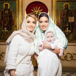 Kseniya Borodina Instagram - Сегодня для меня и для семьи моей близкой подруги @olgaorlova1311 очень важный день. Мы крестили нашу Анечку и я стала ее крестной мамой ❤️😇 Пусть вашу семью хранит Господь! Все что зависит от меня, как от крестной мамы, я все сделаю ❤️ С этого момента за твоей спиной появился ангел-хранитель, который будет оберегать тебя всю жизнь.