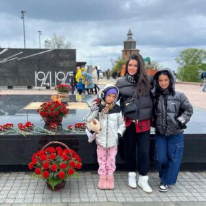 Kseniya Borodina Instagram - Сегодня день Великой Победы. Я знаю тех, кто искренне плачет, представляя, что пережили люди того времени. Столько сил, боли, страданий. Нельзя забыть о том, что коснулось каждой семьи. Мы просто обязаны помнить и гордиться их подвигом. Наши люди, наш народ - единственные, кто смогли разгромить огромную армию. Фашистов разбили в Сталинграде, выстояли в Ленинграде и под Москвой. Нацисты бежали, они так и не поняли откуда здесь такой русский дух. Бежали и французы в свое время. Много кто пытался сломить, но ни у кого не вышло. 9 мая навсегда будет днем триумфа силы духа русского народа. Нам важно помнить об этом сегодня и всегда. Никто никогда не был способен понять и победить русского человека. Помните об этом! Желаю всем сил и веры 🙏