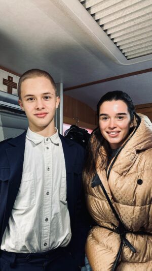 Kseniya Borodina Instagram - Сериал, который попал в самое сердце мне❤️ Это тема не только всех объединила на поболтать, но и заставила вернутся на миг в прошлое, чтобы через музыку и игру актеров, вспомнить лишь про все хорошее что было и погрустить как в то же время было сложно. Когда я рассказываю детям про то, как жили в 90е они кивают головой, но прочувствовать смогли наверно только увидев это на экране. Спасибо @leon_kemstach  ты как на экране, так и в жизни, очень положительный герой. Очень приятно было с тобой познакомится. Желаю тебе блистательную карьеру и мы хотим чаще тебя видеть на экранах 👏👏👏👏 Свети новая звездочка 🫶 сегодня все смотрим 7 серию , а завтра обсуждаем