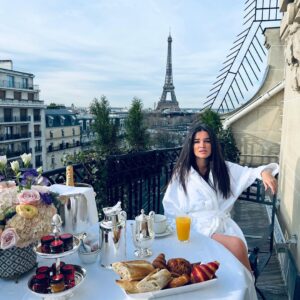 Kseniya Borodina Instagram - Bonjour Paris🖤