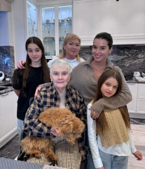 Kseniya Borodina Instagram - 4 поколения в одном кадре☺️☺️☺️☺️ С днем рождения, моя сладкая, добрая, самая любимая Баба Галюша❤️