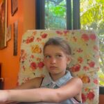 Kseniya Borodina Instagram - Теона настоящая женщина, которая не хочет тратить свои деньги на подарки другим😂😂😂😂😂 говорит можно мне денежку, чтобы я подарки купила, я говорю у тебя есть копилка, разбей ее и купи всем подарки, но тут пришла жадность 😂😂😂😂😂 настоящий козерог 😂😂😂