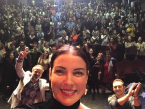 Kubilay Penbeklioğlu Instagram - Bu gece Avcılar Barış Manço Kültür Merkezi alkıştan yıkıldı. Neden?? Çünkü #açıkaile oynadık😛😛🙏🙏🙏👏🏻👏🏻👏🏻