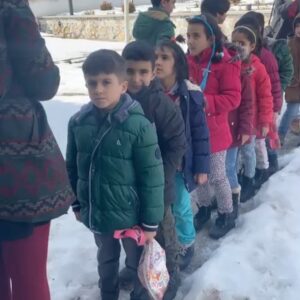 Kubilay Penbeklioğlu Instagram - Tunceli #pülümür hayatında ilk kez tiyatroyla tanışan minicik çocuklara oyun oynadık. Onların mutluluğu bizi mutlu etti. İnşallah 1 milyon çocuğu tiyatroyla tanıştıracağız. Burdan başladık. Belediye başkanımız ve organizasyonu gerçekleştiren #güvenorganizasyon a teşekkür ederiz #keloglan #tiyatrododo @guven_organizasyon24  @pulumurbelediyesi  #müslümtosun  @omerfarukerisen @ozcan.vazo