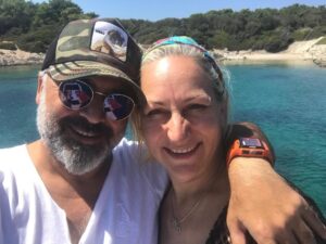 Kubilay Penbeklioğlu Instagram - #herkeseiyibayramlar 🙏🏻#bayrammutluluktur🌻🌺 🌈GÖRMENİN NASIL BİR BAYRAM OLDUĞUNU KARANLIK ÖĞRETİR ;
SEVMENİNKİNİ YALNIZLIK.....
SIZLAMAYAN HER ORGAN BAYRAM
HELE DE BURUN DİREĞİ _sızlamıyorsa_ BAYRAMDIR .
BAYRAMDIR 
ELDEN AYAKTAN DÜŞMEMEK ,
ZİHNİ KAYBETMEMEK,
KURDA KUŞA YEM OLMAYIP
_çok şükür bugünü de gördük_
diyebilmek BAYRAMDIR.

SEVDİKLERİNLE GEÇEN HER GÜN BAYRAMDIR.
KÜSKEN BARIŞMAK,
AYRIYKEN KAVUŞMAK,
SUSKUNKEN KONUŞMAK BAYRAMDIR.

DELİ GİBİ BURNUNDA TÜTENİN BOYNUNA SARILMAK,
EN ACIKTIĞIN ANDA DUMANI TÜTEN BİR SOMUNUN KÖŞESİNİ BÖLMEK,
DARA DÜŞTÜĞÜNDE DOST KAPISI ÇALABİLMEK BAYRAMDIR .
BİR SÜRPRİZ PAKETİNDEN ÇIKAN HEDİYE,
TATLI BİR ŞEKERLEMEDE ÜSTÜNE ÖRTÜLEN BATTANİYE,
SAÇLARINI MÜŞFİK Bİ SEVGİYLE OKŞAYAN ANNE BAYRAMDIR.

O’NA GÜVENMİŞTİM YANILMAMIŞIM SÖZÜ BAYRAM,
HİÇ ALDATMAMIŞ&ALDANMAMIŞ OLMAK BAYRAM,
ALIN TERİYLE KAZANILMIŞ RIZKIN KONDUĞU ÇERÇEVELER,
EVE DOLU BİR TORBAYLA GİDEBİLMEK,
KONU KOMŞUYLA YARENLİK EDEBİLMEK,
AKŞAMLARI ESKİMEYEN BİR KEYİFLE ÇAY DEMLEYEBİLMEK,
BAYRAMDIR .
ALNI AÇIK YAŞLANMAK BAYRAM,
ULU BİR ÇINAR GİBİ AYAKTA ÖLEBİLMEK BAYRAMDIR .  CAN YÜCEL ✍🏿