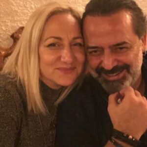 Kubilay Penbeklioğlu Instagram - Bugün #sevgililergünü ama ben ilk kez bu kadar ayrı kalıyorum aşkımdan. Ama kalpler birlikte atıyorsa gerisi teferruattır. Üstelik bizim için hergün sevgililer günü😜Kutlu olsun AŞKIM❤️❤️❤️💐💐 #saintvalentin #saintvalentinesday #aşk  #family