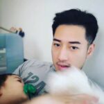 Kurt Chou Instagram - 殺青之後跟女兒幾乎形影不離一個多月了，那時開始她晚上都睡在我旁邊，從一開始的不習慣，到現在懂得睡前的Kiss goodnight，半夜哭醒起來說抱抱，早上會特別來拍我的胸膛叫我起床泡ㄋㄟㄋㄟ，這一切的進步都發生的好快，當然也有調皮搗蛋的時候，但就像我朋友說的，能看到她在我身邊肆無忌憚的大笑那就夠了。 她月中準備開始要上學了，雖然有些擔心，但我們不都是這樣適應生活的嗎？只希望她能開開心心的過日子，每天都帶著笑容入睡了！