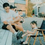 Kurt Chou Instagram - 帶著女兒去嘉義參加了朋友的生日 兩天一夜的中間穿插了一些團隊遊戲 我被分配到要抓到人才能贏的老鷹 本想輕鬆玩開心就好，畢竟老大不小了 但也不知為何突然又認真起來 充滿碎石的場地也讓我傷痕纍纍 但還是充滿了無數美好回憶 @ajgimi7 生日快樂，祝福每年都能一樣幸福健康，謝謝新朋友紀錄的照片！
