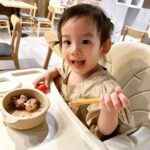 Kurt Chou Instagram - 提前幫女兒過了生日 胡椒天生比較喜歡車子跟刺激的事 所以我帶她去玩了親子甩尾車 只要有速度感的事她都很享受 也謝謝陪伴我們父女一起過生日的家人 我可以在你們面前又哭又笑吵吵鬧鬧 謝謝兩位姨姨的生日禮物（另一個來不及拍）女兒生日的笑容，妳們功不可沒