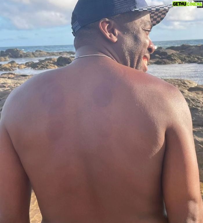 Lázaro Ramos Instagram - Marcas de massagem nas costas, leitura boa e pés descalços.