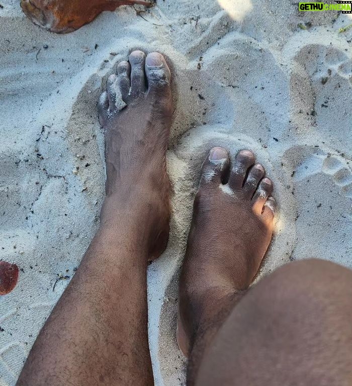 Lázaro Ramos Instagram - Marcas de massagem nas costas, leitura boa e pés descalços.