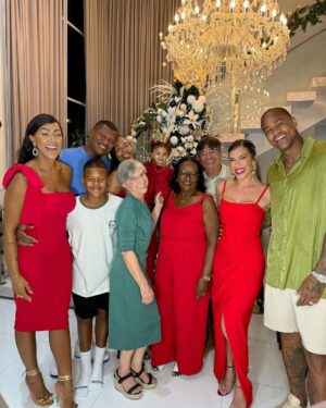Léo Santana Instagram - Nós desejamos um FELIZ NATAL cheio de amor e união para todos vocês! ❤️🎄✨ (o presente de Liz, será que amou? 😂)