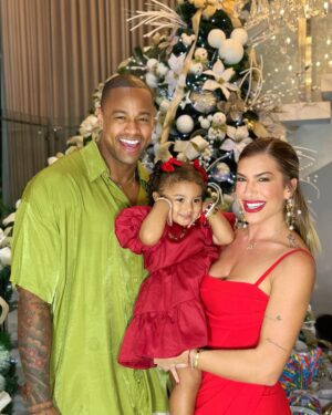 Léo Santana Instagram - Nós desejamos um FELIZ NATAL cheio de amor e união para todos vocês! ❤️🎄✨ (o presente de Liz, será que amou? 😂)
