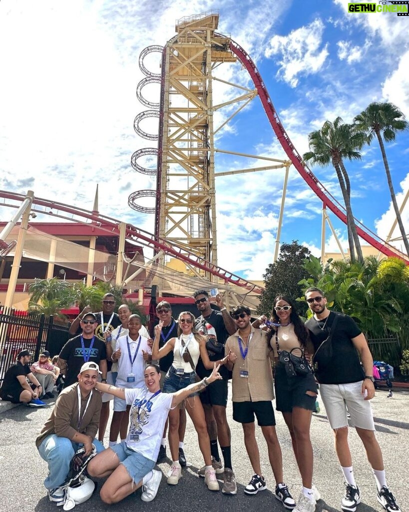 Léo Santana Instagram - Faaamily, hoje foi um dia radical, levamos a trip toda para curtir as montanhas russas nos parques da Universal, a gente se divertiu demais! 💙 E vou aproveitar e deixar uma dica massa aqui, sigam o @universaldestinationsbrasil que é um perfil destinado especialmente para o público brasileiro e lá vocês acompanham TUDO que rola aqui em Orlando e em Hollywood! Estamos sempre por dentro das novidades por lá!! Universal Orlando Resort