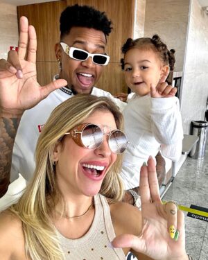 Léo Santana Instagram - Família feLIZ embarcando para mais uma aventura! ❤️

Em setembro trouxemos a Disney para a nossa Lilica, mas agora chegou a hora de levar ela para viver momentos imperdíveis ao lado dos personagens favoritos! 

Ao @passagensimperdiveis o nosso muito obrigado por mais uma vez estar presente em nossas viagens. Foi o app deles que nos mostrou a oferta das passagens, já baixa aí também, dica de ouro, viu?! ✈️ 

#PassagensImperdiveis