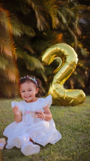 Léo Santana Instagram - Hoje é o dia da nossa felicidade, 2 aninhos do amor das nossas vidas. Liz tem um jeito único de fazer nossos dias felizes, ela chegou e trouxe transformação e muito amor, é o nosso coração fora do peito, nossa benção e promessa de Deus! Que Ele continue te iluminando com tudo de mais lindo sempre. Parabéeeeens, filha!!! Te amamos 🤍🎉