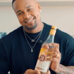 Léo Santana Instagram - Family! O @mussumalive se saiu SUPER BEM no #DesafioPosturadoECalmo e me lançou outro: reproduzir o drink “Brisa” com a #Cachaça51! E é claro que eu topei, né?! #LetsGo Para a receita, você vai precisar de: 50ml – Cachaça 51 (1 dose) 30ml – Polpa de maracujá (1/2 dose) 2 colheres (chá) – Açúcar 2 fatias – Gengibre 1 – Laranja baía Gelo Quer provar esse e outras receitas deliciosas com 51? Confira lá no perfil da @cachaca51oficial e aproveite a ação “Happy Hour 5+1=6” em bares parceiros até o final de setembro. Beba com moderação, heim! 😎 Cachaça 51 é uma boa ideia. E uma boa ideia é só o começo. #UmaBoaIdeia #MêsDaCachaça51 #Publicidade #BebaComModeração #NãoCompartilheComMenoresDe18Anos