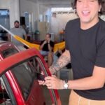 Léo Santana Instagram - Analisando se dá pra fazer amor no golzinho vermelho 🚗👀😂 É a gente fazendo amor é banco fazendo REM Q REM Q REM 😽 #golzinhovermelho #nattan #leosantana MÚSICA NOVA ❤️‍🔥
