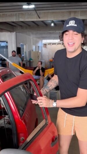 Léo Santana Instagram - Analisando se dá pra fazer amor no golzinho vermelho 🚗👀😂 É a gente fazendo amor é banco fazendo REM Q REM Q REM 😽 #golzinhovermelho #nattan #leosantana MÚSICA NOVA ❤️‍🔥