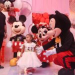 Léo Santana Instagram - Trouxemos a Disney até Lilica, estamos vivendo um sonho! Te amamos, filha!!! ❤️😍 Salvador, Bahia, Brazil