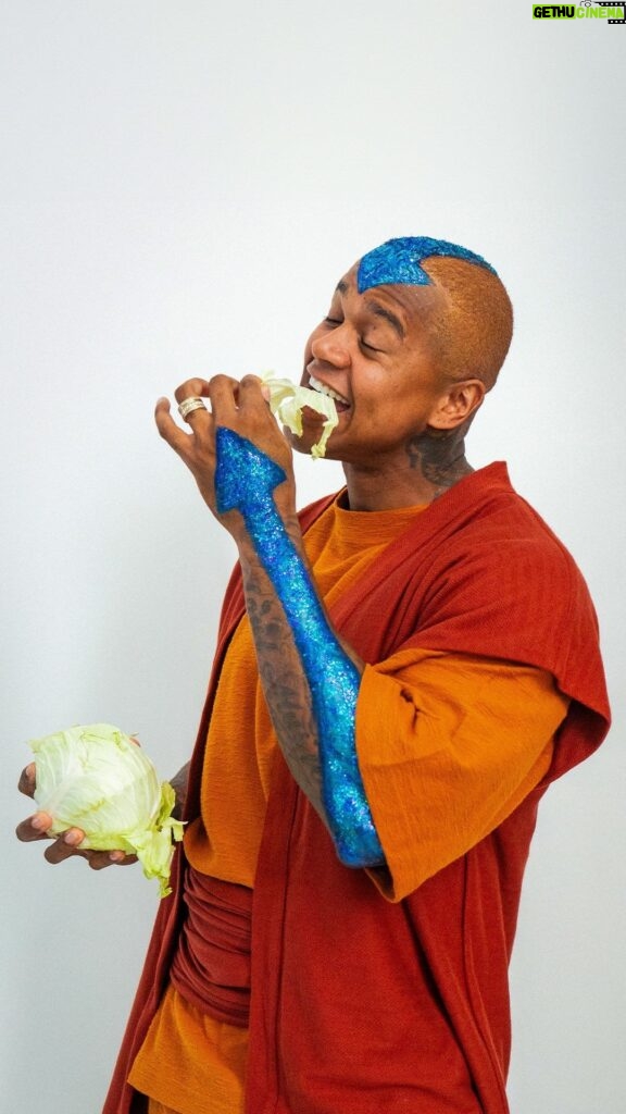 Léo Santana Instagram - Hoje estreou Avatar: O Último Mestre do Ar na Netflix e o GG tá como? Preparado pra dar play comendo meu repolhinho. #AvatarNetflix
