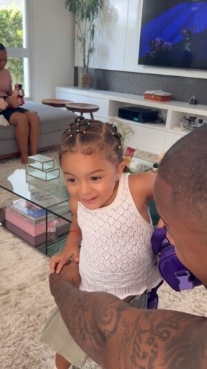 Léo Santana Instagram - Chegar em casa depois dessa maratona e me deparar com minha pequena #Liz me esperando pra comer churrasco e feijão 😂😂😂😂😂😂

Será que é nossa filha? @loreimprota 🤍

“Liz ta linda?” LIZ TA LINDA!!!! Te amo, filha…