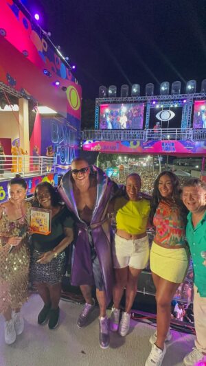 Léo Santana Instagram - No final do circuito do último dia do #CarnavalDeSalvador2024 fui surpreendido por essa surpresa linda, feita pelo @bandfolia 🥹🙌🏿

Sem dúvidas, ser surpreendido pelas mulheres da minha vida, minha esposa @loreimprota, minha filha #Liz, minha mãe #DonaMarinalva e minhas irmãs @dejanesantana e @naiarasantana, me emociona em muitos pontos! 

SEM PALAVRAS! Sou abençoado demais! Não tenho dúvidas. Obrigado Deus, minha #EquipeLS, meus fãs, minha família… esse prêmio de MELHOR CANTOR DO CARNAVAL 2024 É NOSSO! 😭🙏🏿