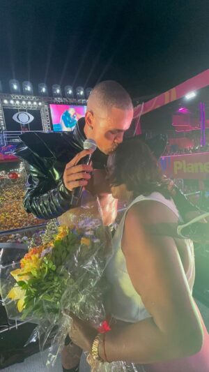 Léo Santana Instagram - Minha mãe, meu alicerce: #DonaMarinalva ❤️ eu não poderia deixar de te homenagear nesse carnaval… mãe, eu sei que você sabe, mas eu precisava te dizer aqui, diante de todos o quanto eu te admiro e o quanto eu te amo. 

Pra mim, você é sem igual EM TODOS OS SENTIDOS, mulher preta, mãe de um homem preto, periférico… uma mulher batalhadora, que nunca, apesar de todos os desafios… NUNCA estremeceu e, sobretudo, nunca DEIXOU DE ORAR pela nossa família. 🙏🏿😭

Mainha, eu te amo profundamente e sou grato por tudo. Você, painho, minhas irmãs @dejanesantana @naiarasantana, minha filha #Liz, minha neni @loreimprota e minha #EquipeLS. Não seria o que eu sou sem vocês. 

Obrigado! ❤️