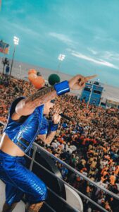Léo Santana Instagram - É o povo nas ruas vivendo o #CarnavalGG, quantas bençãos Deus 🙌🏿😍😮‍💨🙏🏿 Preciso falar mais alguma coisa, family? Daqui a pouco tem o 2ª dia de @blocodonana Carnaval de Salvador