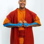 Léo Santana Instagram - SIM, O GG ATIVOU O MODO AVATAR! O @leosantana fantasiado de Aang da minha nova série live-action Avatar: O Último Mestre do Ar, que estreia dia 22 de fevereiro, é a melhor coisa que você vai ver hoje. 🌊🪨🔥💨