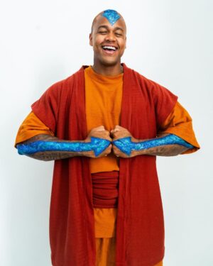 Léo Santana Instagram - SIM, O GG ATIVOU O MODO AVATAR! O @leosantana fantasiado de Aang da minha nova série live-action Avatar: O Último Mestre do Ar, que estreia dia 22 de fevereiro, é a melhor coisa que você vai ver hoje. 🌊🪨🔥💨