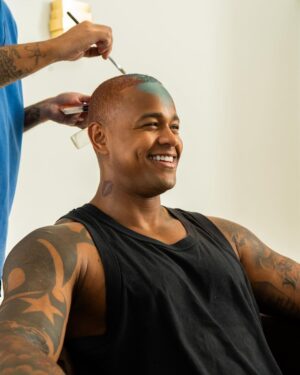 Léo Santana Instagram - SIM, O GG ATIVOU O MODO AVATAR! O @leosantana fantasiado de Aang da minha nova série live-action Avatar: O Último Mestre do Ar, que estreia dia 22 de fevereiro, é a melhor coisa que você vai ver hoje. 🌊🪨🔥💨