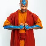Léo Santana Instagram - SIM, O GG ATIVOU O MODO AVATAR! O @leosantana fantasiado de Aang da minha nova série live-action Avatar: O Último Mestre do Ar, que estreia dia 22 de fevereiro, é a melhor coisa que você vai ver hoje. 🌊🪨🔥💨