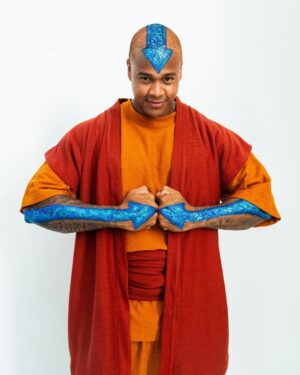 Léo Santana Instagram - SIM, O GG ATIVOU O MODO AVATAR! O @leosantana fantasiado de Aang da minha nova série live-action Avatar: O Último Mestre do Ar, que estreia dia 22 de fevereiro, é a melhor coisa que você vai ver hoje. 🌊🪨🔥💨