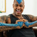 Léo Santana Instagram - SIM, O GG ATIVOU O MODO AVATAR! O @leosantana fantasiado de Aang da minha nova série live-action Avatar: O Último Mestre do Ar, que estreia dia 22 de fevereiro, é a melhor coisa que você vai ver hoje. 🌊🪨🔥💨