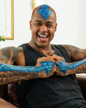 Léo Santana Instagram - SIM, O GG ATIVOU O MODO AVATAR! O @leosantana fantasiado de Aang da minha nova série live-action Avatar: O Último Mestre do Ar, que estreia dia 22 de fevereiro, é a melhor coisa que você vai ver hoje. 🌊🪨🔥💨