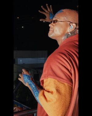 Léo Santana Instagram - SIM, O GG ATIVOU O MODO AVATAR! O @leosantana fantasiado de Aang da minha nova série live-action Avatar: O Último Mestre do Ar, que estreia dia 22 de fevereiro, é a melhor coisa que você vai ver hoje. 🌊🪨🔥💨