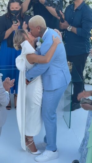 Léo Santana Instagram - 7 anos ao teu lado🥺😮‍💨 
E se depender de mim viveremos milhares de anos juntos!
🎵E eu sou a Deus grato demais, quem desacreditou que nós dois juntos não seria capaz, daí o nosso AMOR VENCEU, em nossa volta a nossa #liz VOCÊ e EU🎵❤️
Te amo #neni Deus nos livre de todo mal e nos blinde🙏🏿