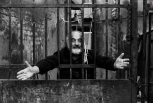 Lado Kvataniya Instagram - К 100-летию Сергея Параджанова Национальная комиссия реабилитировала режиссера, осужденного в СССР 50 лет назад. 
 
«Меня обвинили в том, что я изнасиловал 340 членов КПСС», — шутил Параджанов после освобождения.

25 апреля 1974 года судебная коллегия Киевского областного суда приговорила Параджанова к пяти годам лагерей, обвинив в мужеложестве и распространении порнографии. 
 
В решении Нацкомиссии Украины говорится, что после подробного анализа архивных документов было выявлено наличие политического мотива преследования и осуждения Параджанова.

В тюрьме он подвергался жестоким пыткам. Из-за издевательств Параджанов совершил попытку суицида. Не смотря на весь ужас лагерной жизни, спасало творчество. Параджанов мастерил «монеты» из кефирных крышечек, рисовал, шил из мешковины, делал коллажи.

«Однажды в декабре, получив очередную телеграмму от Федерико Феллини, тюремный начальник вызвал Параджанова и спросил, кто это такой ему пишет из-за границы: «Поздравляю с наступающим, надеюсь на скорую встречу».
«А, Фёдор! — с умилением отвечает Параджанов. — Так это мой родной брат. Да, так вышло, что в Италии живет. Бабушка наша была итальянской революционеркой и даже в жандармов стреляла. Еще октябренком попал к ней Федор на воспитание, да так и остался. И фамилия у Федора в честь бабушки — Феллини, что значит „несломленная“ по-итальянски. Вот, хочет Федор приехать: брата с Новым годом поздравить, ведь сколько лет не виделись, и лекции прочитать о праздновании Нового года трудящимися Италии. Так что думайте: нужна ли вам лекция от братской Италии, которая позволит нашей с вами родной тюрьме прославиться как, значит, наиболее грамотно построившей празднование Нового года, или не нужна?».
 
Мне довелось общаться с близкими друзьями Параджанова. Его портрет соткан из тысячи мифов, рассказанных его друзьями и им самим. Когда пытаешься написать о Параджанове, то не знаешь, с чего начать, так как фигура слишком хаотичная и масштабная. 
 
Для меня он был и остается учителем, другом, бунтарем. Когда мне кажется, что мой этический компас дает сбой, то я вспоминаю его наставление: “Я отомщу миру любовью!”, и мне становится понятно, куда мне нужно идти.

С Юбилеем, Мастер!