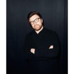Lado Kvataniya Instagram - Вчера в качестве гостя побывал на торжественном закрытии Международного фестиваля дебютного кино в Новой Голландии, партнером которого в этом году выступил проект Hennessy Перспективы. ⠀ ⠀ Не так давно пройдя путь дебютанта, я могу сформулировать ощущения о съёмке своего первого полнометражного фильма “Казнь”. Дебютный фильм - это хождение по канату на двухметровой высоте. Можно упасть, и, может быть, будет даже не больно, но есть шанс, что травма останется на всю жизнь. ⠀ ⠀ Мне удалось посмотреть картину, победившую в основном конкурсе. Это фильм Кати Селенкиной “Обходные пути”, который был также отмечен критиками на Венецианском фестивале. Кажется, что в фильме ничего не происходит, но на самом деле происходит абсолютно всё. Весь фильм снят отстранённо, на общих планах, но между тем возникает полное погружение, и ты становишься заложником этой художественной реальности. И выбраться из этого фильма нельзя: после просмотра, оказавшись на улице, ты продолжаешь воспринимать окружающий мир иначе, потому что граница между вымыслом и реальностью полностью размыта. ⠀ Фильм выйдет в ноябре, поэтому настоятельно рекомендую к просмотру. ⠀ ⠀ #hennessycinema Saint Petersburg, Russia