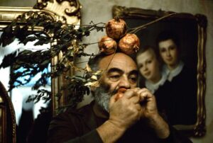 Lado Kvataniya Instagram - К 100-летию Сергея Параджанова Национальная комиссия реабилитировала режиссера, осужденного в СССР 50 лет назад. 
 
«Меня обвинили в том, что я изнасиловал 340 членов КПСС», — шутил Параджанов после освобождения.

25 апреля 1974 года судебная коллегия Киевского областного суда приговорила Параджанова к пяти годам лагерей, обвинив в мужеложестве и распространении порнографии. 
 
В решении Нацкомиссии Украины говорится, что после подробного анализа архивных документов было выявлено наличие политического мотива преследования и осуждения Параджанова.

В тюрьме он подвергался жестоким пыткам. Из-за издевательств Параджанов совершил попытку суицида. Не смотря на весь ужас лагерной жизни, спасало творчество. Параджанов мастерил «монеты» из кефирных крышечек, рисовал, шил из мешковины, делал коллажи.

«Однажды в декабре, получив очередную телеграмму от Федерико Феллини, тюремный начальник вызвал Параджанова и спросил, кто это такой ему пишет из-за границы: «Поздравляю с наступающим, надеюсь на скорую встречу».
«А, Фёдор! — с умилением отвечает Параджанов. — Так это мой родной брат. Да, так вышло, что в Италии живет. Бабушка наша была итальянской революционеркой и даже в жандармов стреляла. Еще октябренком попал к ней Федор на воспитание, да так и остался. И фамилия у Федора в честь бабушки — Феллини, что значит „несломленная“ по-итальянски. Вот, хочет Федор приехать: брата с Новым годом поздравить, ведь сколько лет не виделись, и лекции прочитать о праздновании Нового года трудящимися Италии. Так что думайте: нужна ли вам лекция от братской Италии, которая позволит нашей с вами родной тюрьме прославиться как, значит, наиболее грамотно построившей празднование Нового года, или не нужна?».
 
Мне довелось общаться с близкими друзьями Параджанова. Его портрет соткан из тысячи мифов, рассказанных его друзьями и им самим. Когда пытаешься написать о Параджанове, то не знаешь, с чего начать, так как фигура слишком хаотичная и масштабная. 
 
Для меня он был и остается учителем, другом, бунтарем. Когда мне кажется, что мой этический компас дает сбой, то я вспоминаю его наставление: “Я отомщу миру любовью!”, и мне становится понятно, куда мне нужно идти.

С Юбилеем, Мастер!