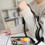 Lai Instagram - 身為 CASETiFY 的愛用者 有好料的 一定要趕快跟你們講～ 平常去店面就知道 一定是大排長龍🤣 11/10 (五) 晚上 11:00 我和 @qiufengze 將在 @casetify_taiwan 直播雙11 全年最大檔優惠 完全不用排隊！ 除了現正 3 件 7 折優惠外 偷偷跟你們說 絕對有神秘小禮物&直播限定折扣喔！！！！ 保證今年最殺折扣，絕不失望 👉追蹤 @casetify_taiwan 才能第一時間收到直播通知！ 搶先分享個人小推薦 MagSafe 兼容強悍防摔立架手機殼 有我最愛的新功能 「立架」創新設計 再也不用怕 忘記帶手機架出門 一個人就可以拍照 躺著就可以追劇 你說好不好用！！！ 和我一樣喜歡照鏡子的你 怎麼可以少了鏡面手機殼！！！ 走到哪照到哪 再搭配一款織繩背帶 解放雙手之餘還能展現自我風格❤️‍🔥 千萬不能錯過欸！我來告訴你🫵怎麼買最划算 搭配我愛用的手機殼和電子配件，一起帶走！！ #CASETiFY #CASETiFYTW #雙11