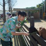 Lai Instagram - 這次趁著假日來到最近很夯的打卡景點 就是位於新竹的「廢物媽媽育兒農場」 只能說 看到小動物們真的馬上融化耶！！！ 不管是情侶 朋友 或是帶小孩的爸爸媽媽們 都很適合來這邊 因為環境整理的很乾淨 整個農場聞起來 不會臭臭的 重點是 農場裡的動物非常的親人 也可以近距離的接觸 旁邊也都有農場的工作人員們 隨時注意狀況 跟細心介紹 這次穿著MiFresa 財財的手作基地 特別手工做給我的可愛襯衫！！！ 馬上有小朋友的媽媽 跑過來問我在哪裡買的😂 他們家的衣服都是日系手作風格 每一個件都是量身打造 不會撞衫唷～ 還有一個最可愛的是 他們也有做親子服 如果有去逛農場的朋友們 也會看到他們的店面 或是網路上詢問唷～～ 🔺廢物媽媽育兒農場是採取「網路預約」的唷 🔺農場營業時間：9:00am ~ 17:00pm 🔺農場地址 ：新竹市香山區海埔路518巷75弄85之1號 @eachone_tw
