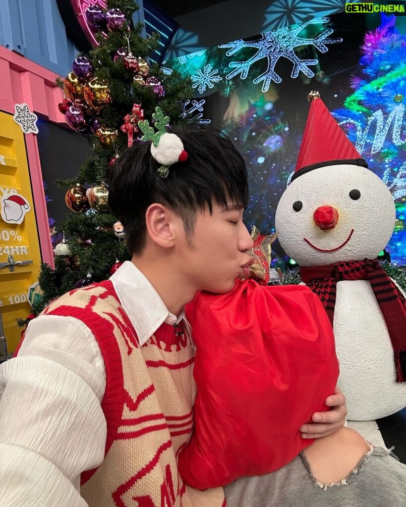 Lai Instagram - 提前先祝聖誕快樂🧑‍🎄🧑‍🎄🧑‍🎄 #先許願我今年要換到好禮物