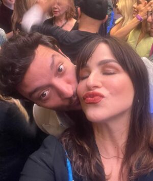 Larissa Bracher Instagram - Lançamento do filme “A Confissão”, último da trilogia sobre o crime que mobilizou o país, o caso Richtoffen. Fiz a Preparação de elenco dos 3!! Nesse último, tb, a coordenação de intimidade. Me comove muito estar com a equipe vendo o resultado na telona! Me emociona o jeito que especialmente, o elenco, vem falar comigo. Só Nós sabemos o que foi estruturado em sala de ensaio e que ficou nos personagens. Lembro de cada filmagem, cada respiração, cada gesto, cada “mais daquilo”, “menos disso”, “vai fundo”, “aposta no q está fazendo”, “mais energia aqui”, “mais jogado fora acolá”, “fica de mãos dadas comigo”, “vc vai conseguir”… !o trabalho da preparação é silencioso e invisível ao grande público. É um trabalho estruturante, ligado diretamente ao que se vê nas telas, à direção de atores, porém, suas linhas e manobras permanecem  impalpáveis e inaudíveis. O figurino se vê, a direção de arte se vê, o visagismo se vê. A preparação não.  somos uma função cada vez mais necessária. Obrigada a toda equipe maravilhosa desse filme!!! Obrigada em especial ao elenco. A cada um de vcs que veio me abraçar num dia tao importante! O filme está maravilhoso! Parabéns @santaritafilmes @mauricioeca @ilanacasoy @raphael_montes @dedourado @nicole.nativa @mbritobeauty @galeriadistribuidora @amazonprime meu agradecimento especial à minha amiga @lugalvao_beauty que me arrumou p essa noite,  e meu amor @paulinhomoska